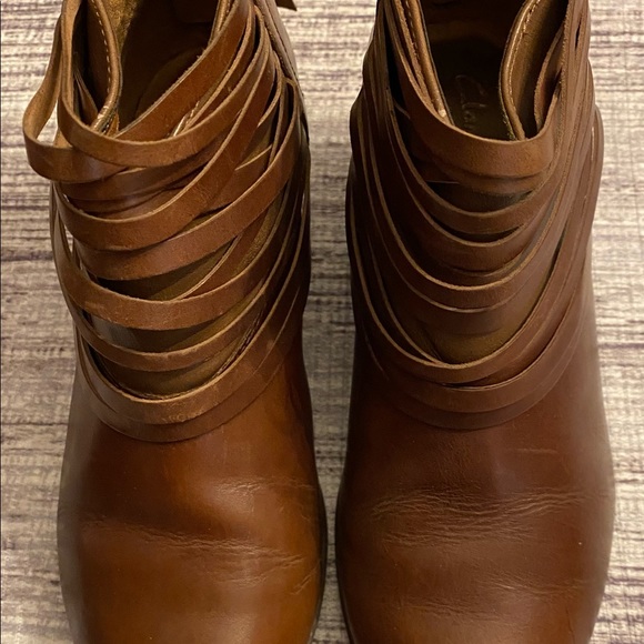 CLARKS LEATHER BOOTIES WITH FRONT LEATHER TRIM - Picture 2 of 6
